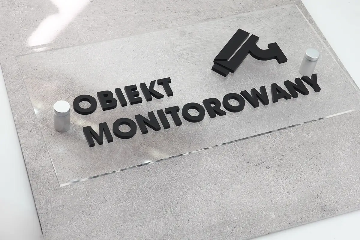 Bezbarwna tabliczka obiekt monitorowany na dystansach czarne napisy