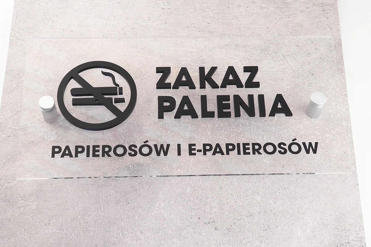 Bezbarwna tabliczka zakaz palenia na dystansach czarne napisy