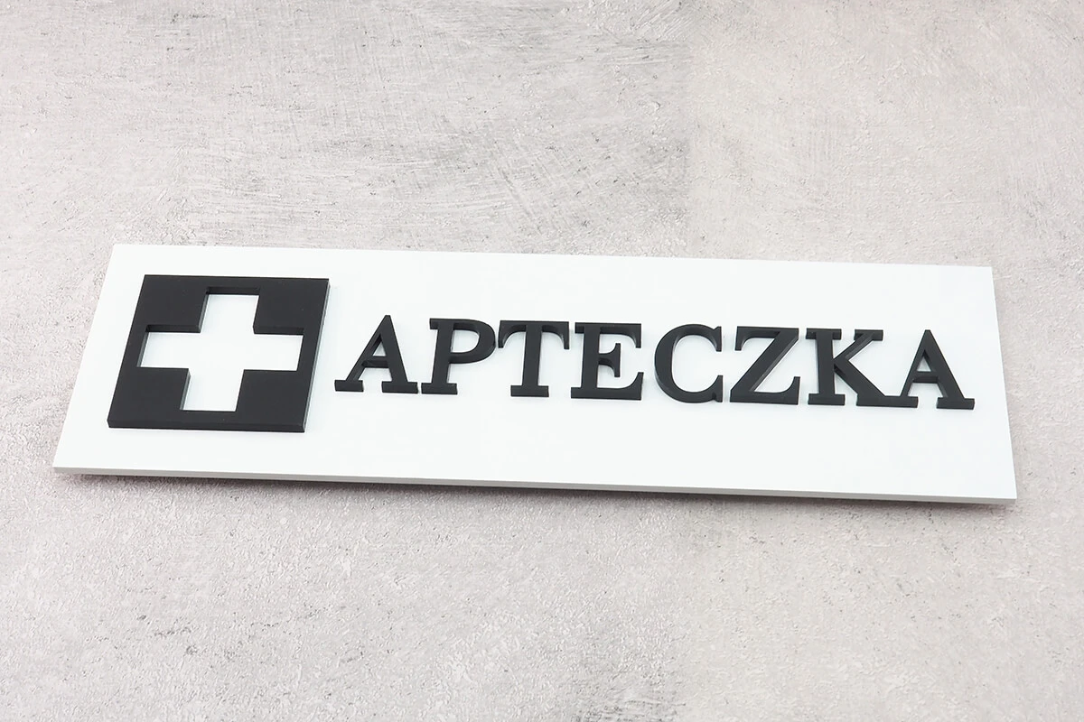 Biała tabliczka apteczka kolor liter czarny
