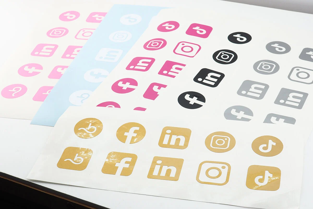 Naklejki social media na szybę tablicę lub szyld