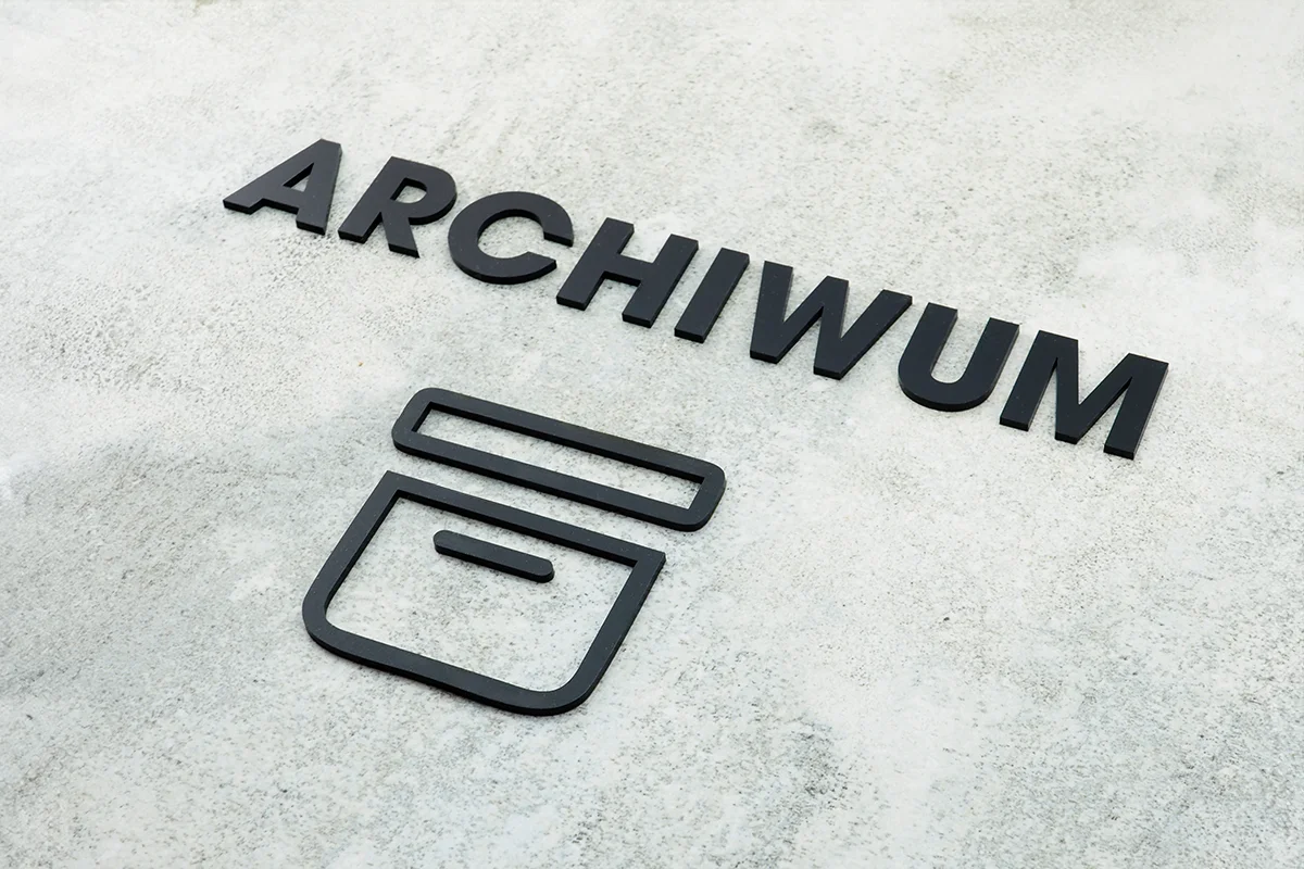 Napis na drzwi archiwum z piktogramem kolor czarny