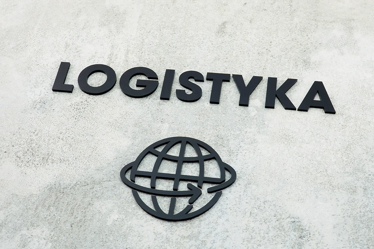 Napis na drzwi logistyka z piktogramem kolor czarny