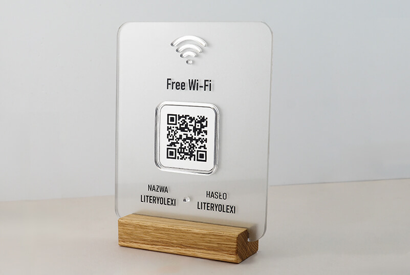 Statuetka darmowe Wi-Fi na drewnianej podstawce srebrne dodatki