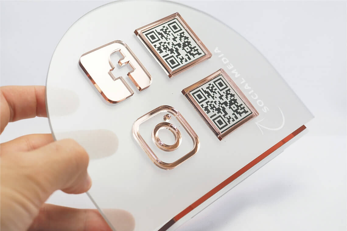 Tabliczka statuetka social media z logo qr kod kolor rose gold