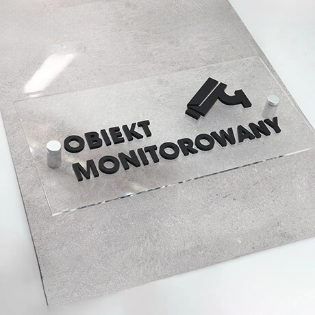 Bezbarwna tabliczka obiekt monitorowany na dystansach czarne napisy