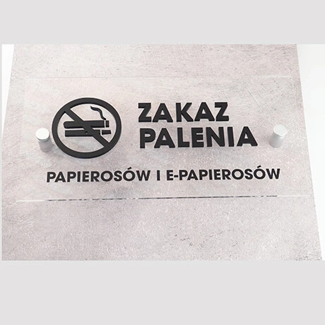 Bezbarwna tabliczka zakaz palenia na dystansach czarne napisy