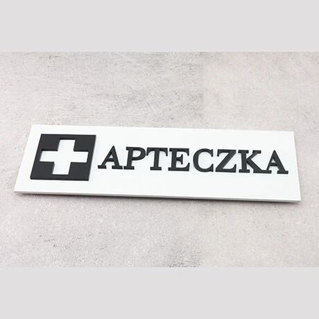 Biała tabliczka apteczka kolor liter czarny