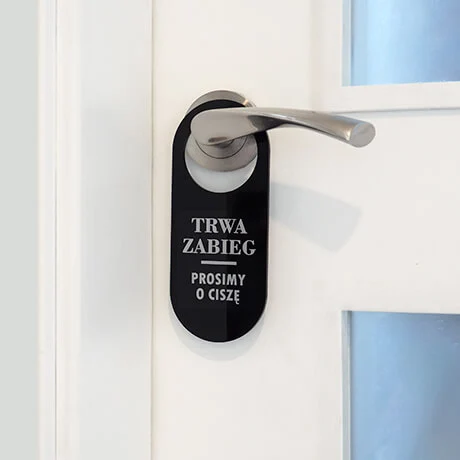 Czarna zawieszka na drzwi - klamkę trwa zabieg srebrne napisy