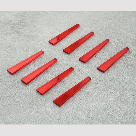 Czerowne lustrzane znaczniki sztylety