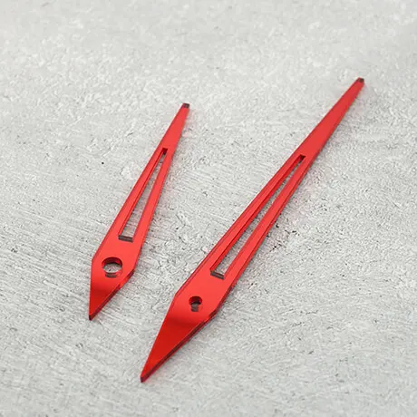 Czerwone lustrzane wskazówki do zegara w stylu alfa