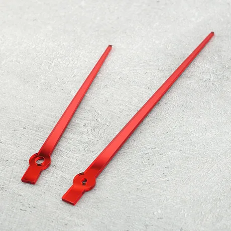 Długie smukłe wskazówki do zegara ściennego czerwone lustro