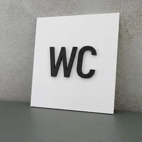 Kwadratowa tabliczka WC kolor biały z czarnymi literami