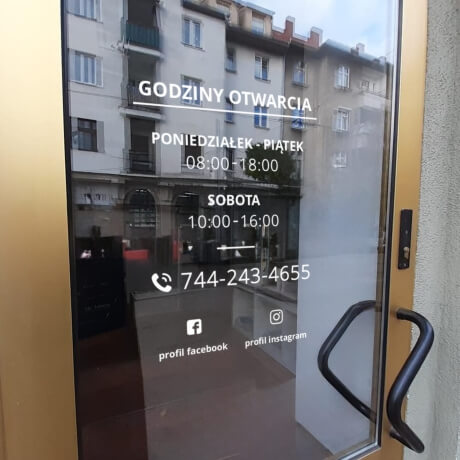 Naklejka godziny otwarcia sklepu na szybę drzwi