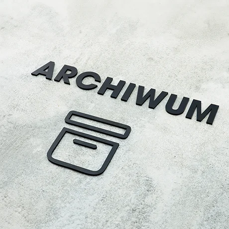 Napis na drzwi archiwum z piktogramem kolor czarny
