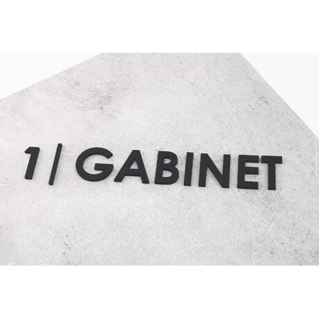 Numeracja - gabinet na drzwi z plexi czarnej