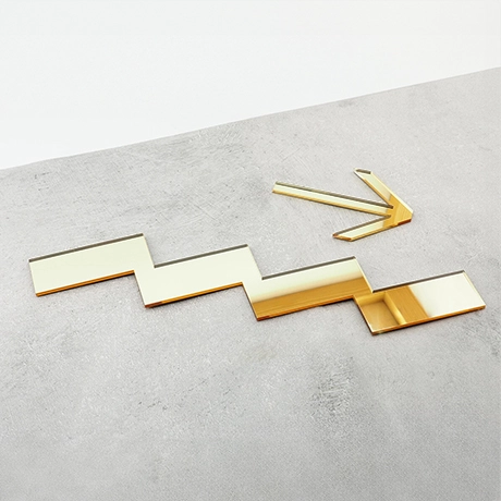 Schody i strzałka kierunek ruchu kolor złote lustro