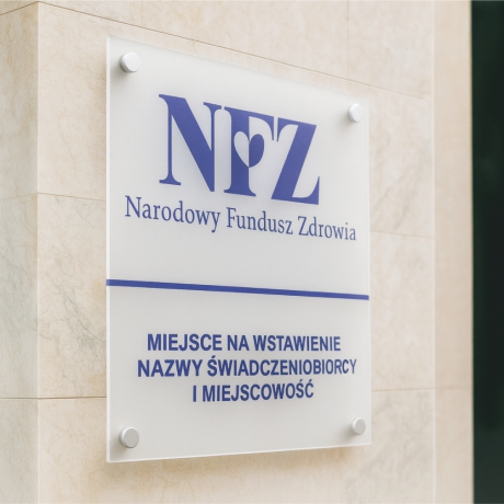 Tablica NFZ dla świadczeniobiorcy z plexi mrożone szkło na dystansach