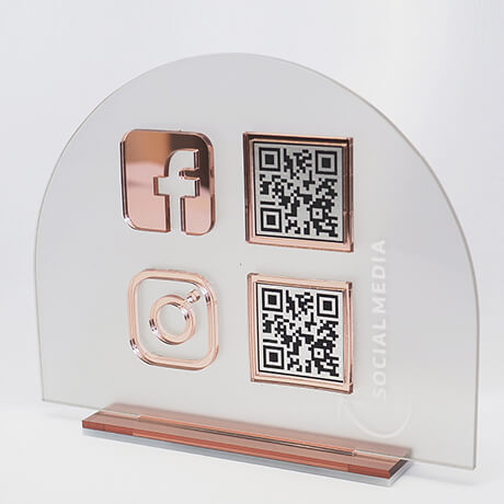 Tabliczka statuetka social media z logo qr kod kolor rose gold