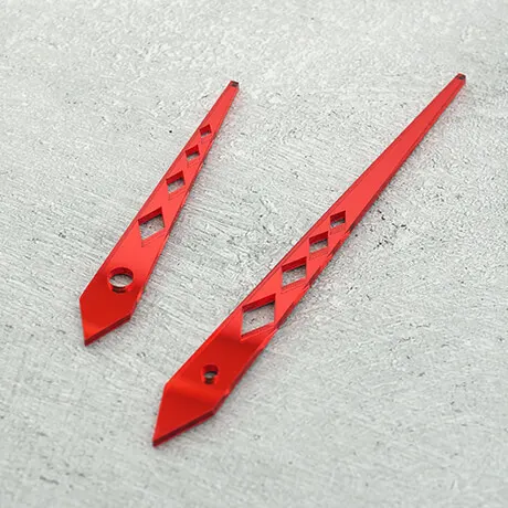 Wskazówki strzalki w romby czerwone lustro