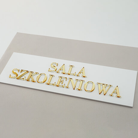 Złota tabliczka na drzwi sala szkoleniowa